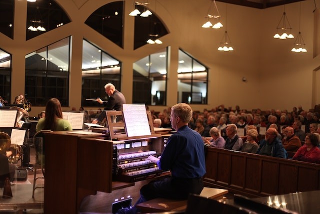 Homme jouant du piano devant un public